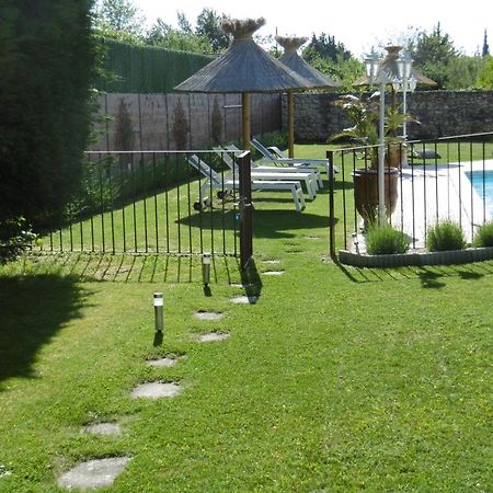 Le Gite De Lolivier En Provence Aramon Exteriör bild