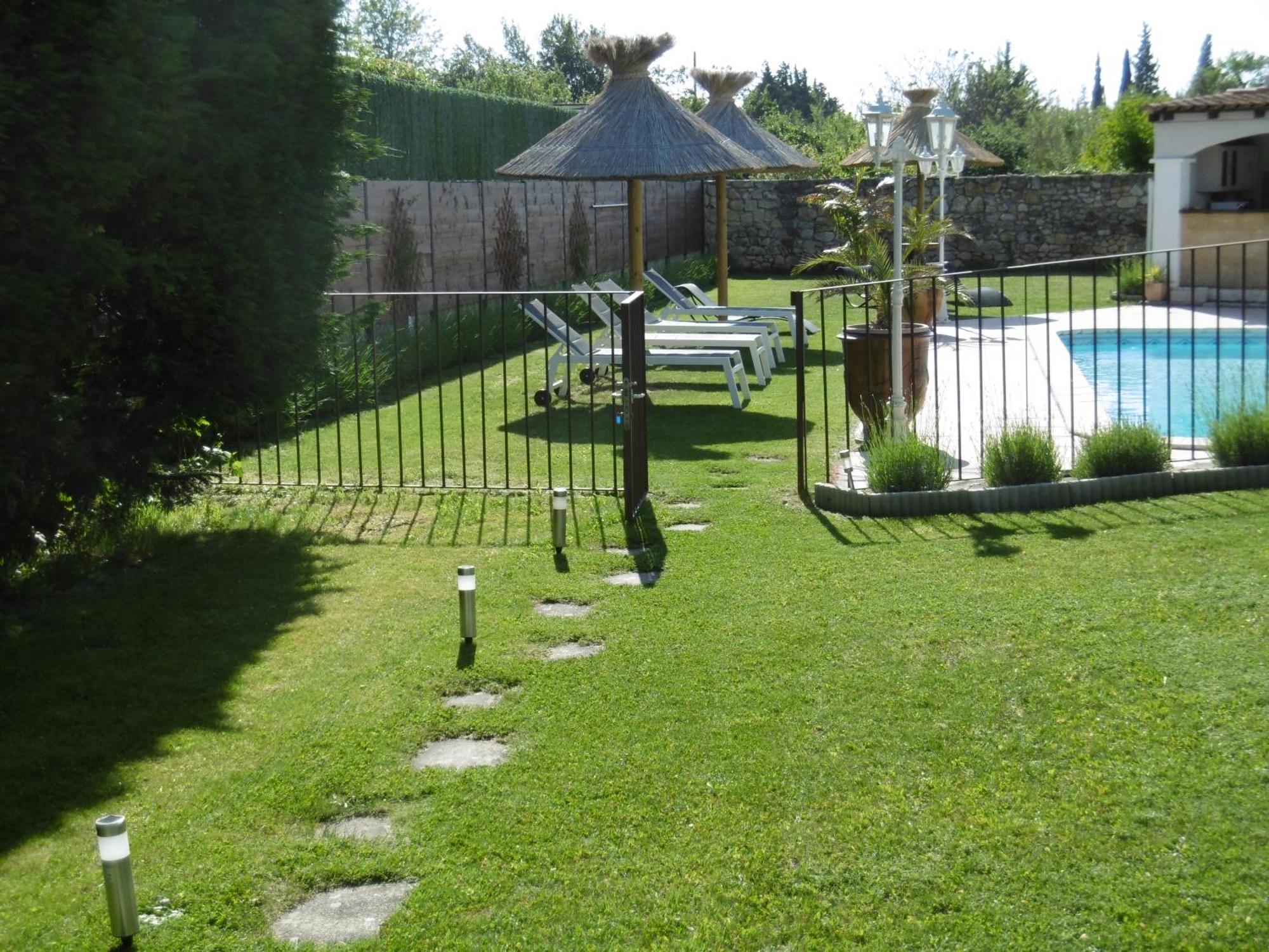 Le Gite De Lolivier En Provence Aramon Exteriör bild
